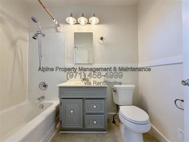 Building Photo - 1017 NE Birchwood Dr