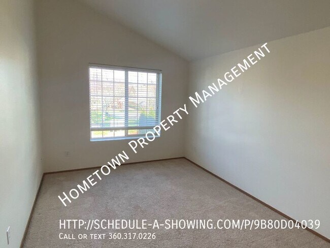 Building Photo - 3 bdrm Townhouse Avail NOW!