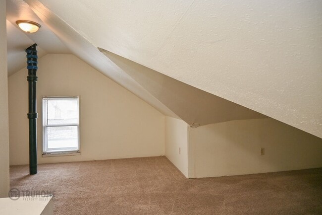 Building Photo - Large 6 Bedroom Home for Rent! Great Location on University!