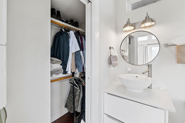 Building Photo - 1904 E 17th St