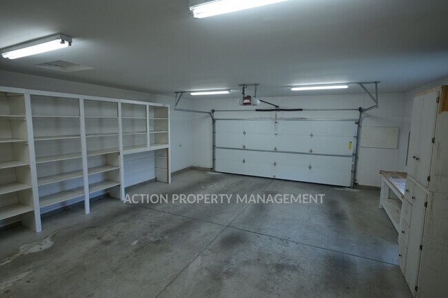 Building Photo - 2 bed + office, 2 bath, 2 car garage condo in Sunland