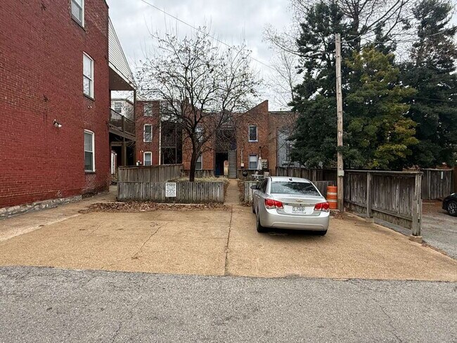 Building Photo - "Furnished Urban Oasis: Spacious 1-Bedroom in Prime St. Louis Location, SOULARD – 900 Sq Ft of Co...