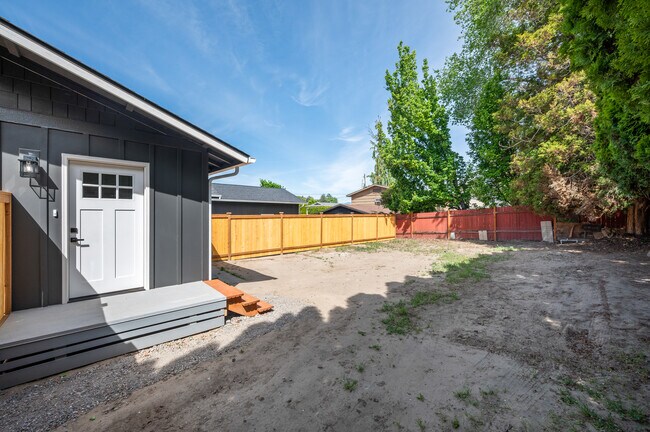 Building Photo - 1301 Clements Cir