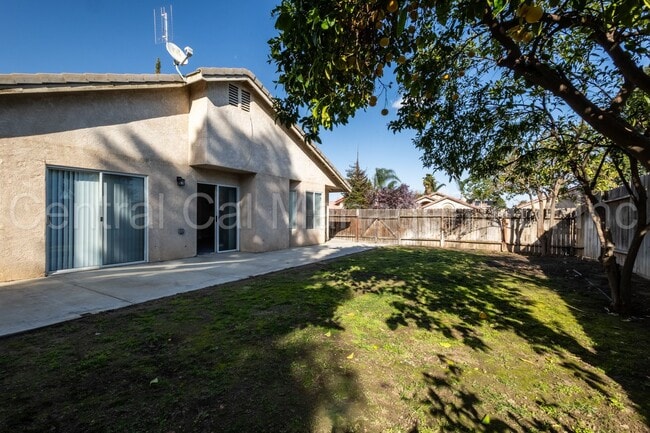 Building Photo - 3 Bedroom/2 Bath Home in the Southwest - $2295 Per Month!