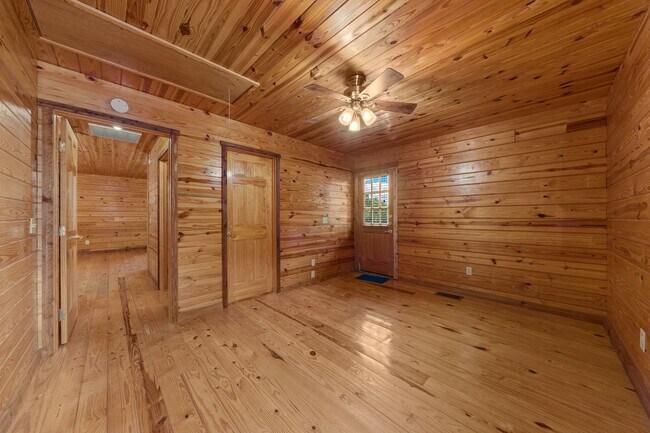 Building Photo - Hill Country Retreat