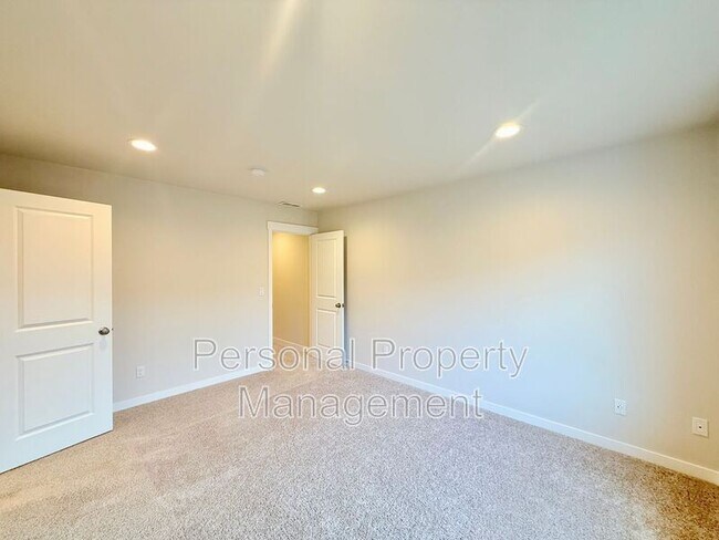 Building Photo - 18010 NE 47th Ave