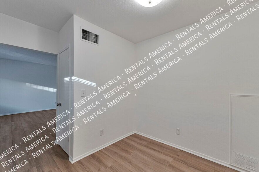 Building Photo - 749 E 6th St