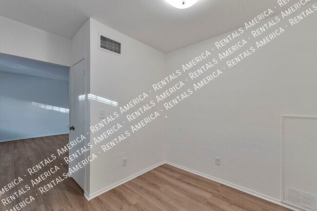 Building Photo - 749 E 6th St