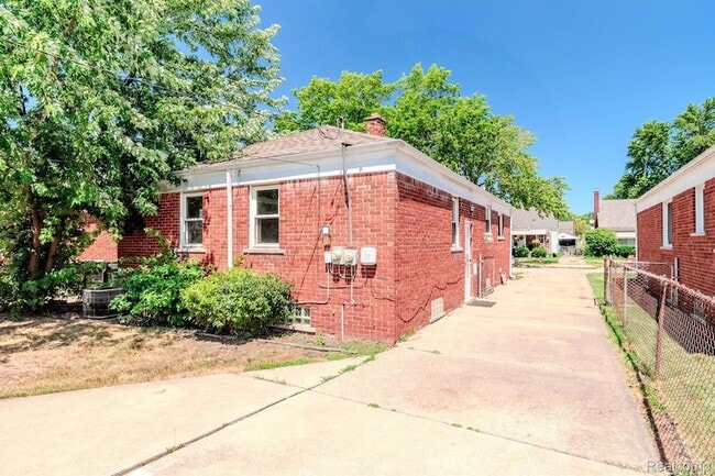 Building Photo - 23000 Alger St