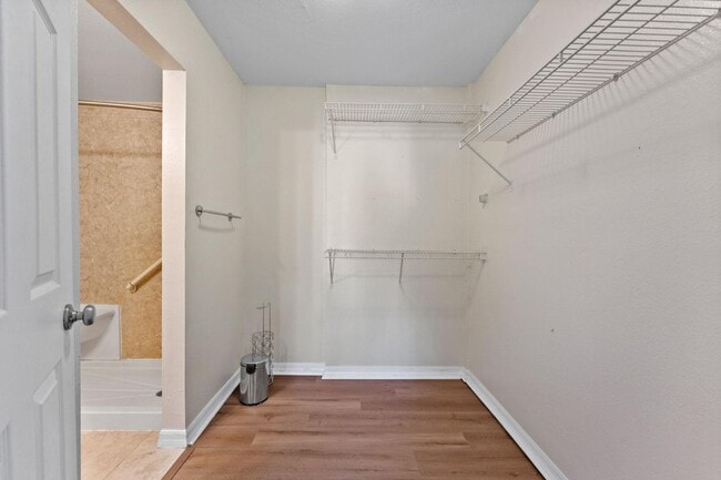 Building Photo - 406 W Azeele St