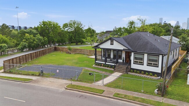 Building Photo - 206 North St