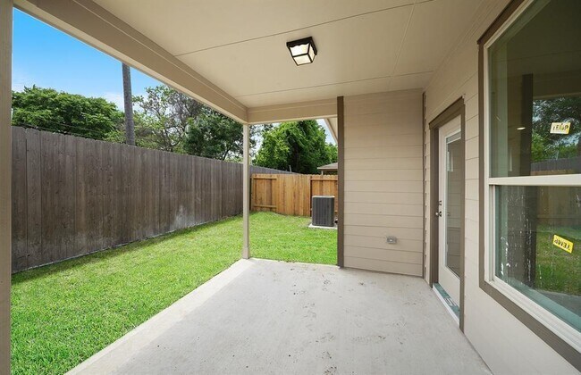 Building Photo - 8647 Cedardale Park Dr