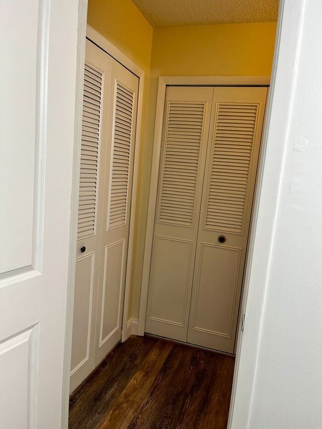 Building Photo - 1 Bedroom 2nd Floor Condo in East Orlando with Laminate Flooring and Scenic Balcony View!