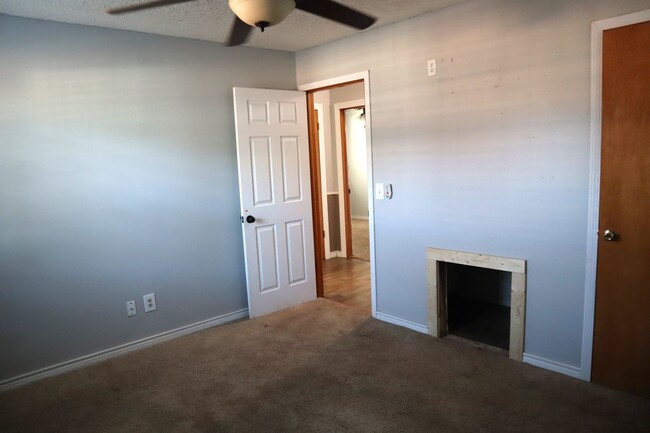 Building Photo - Charming 3 bedroom 1 bath on an Oversized lot