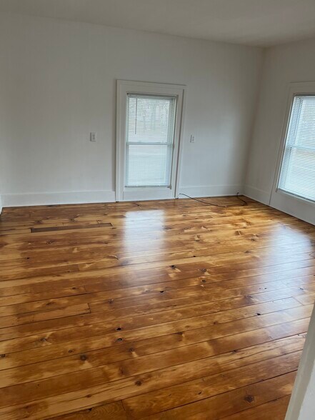 Building Photo - 305 N Main St