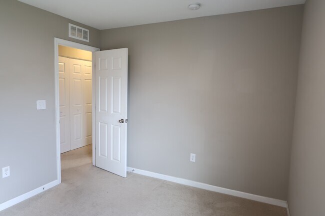 Building Photo - 1899 Lakecrest Dr