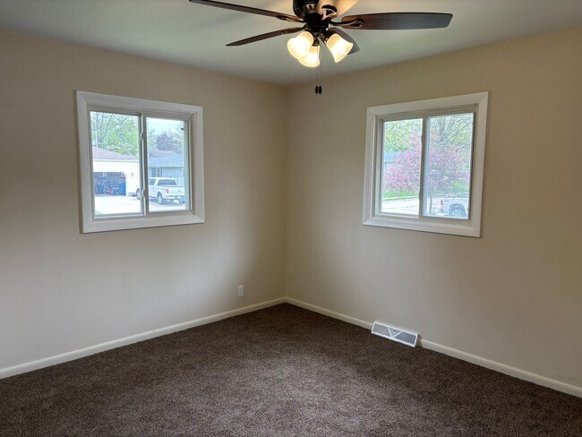 Building Photo - 3 Bedroom, 2.5 Bath Single Family Home w/2...