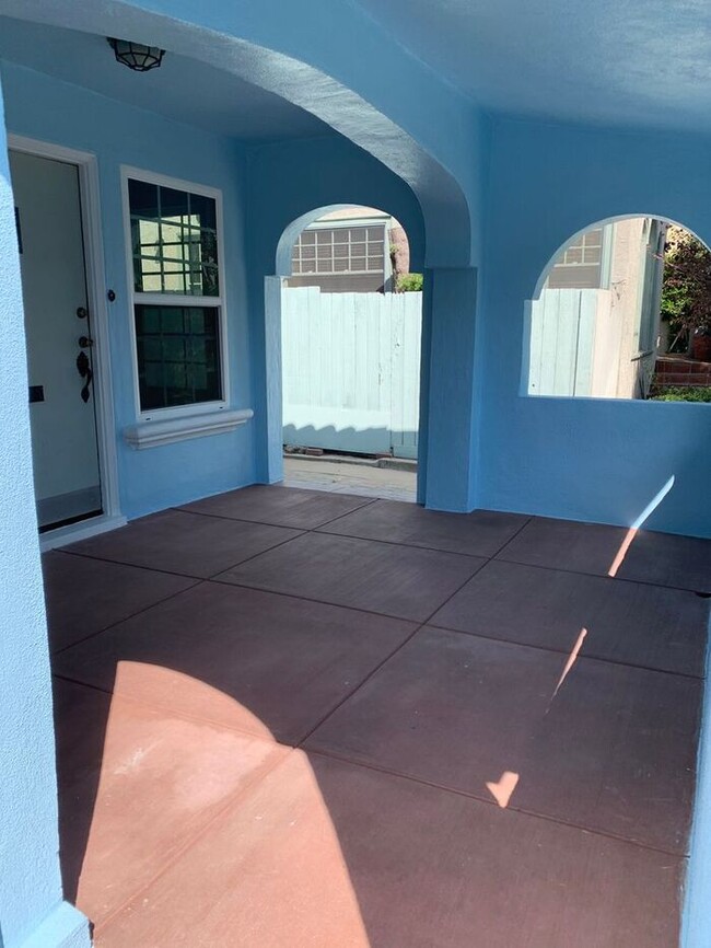 Building Photo - CUTE Side-by-Side 2 Story Duplex
