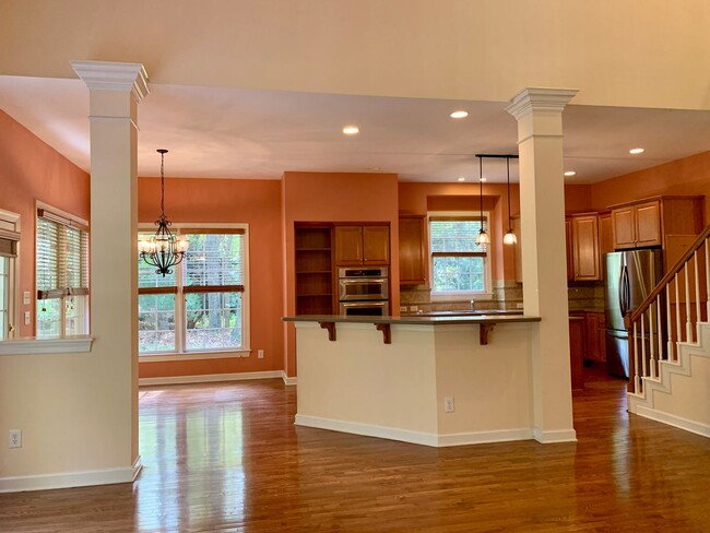 Building Photo - AMAZING Luxurious Residence, Near Educational Facilities, With Upscale Amenities!