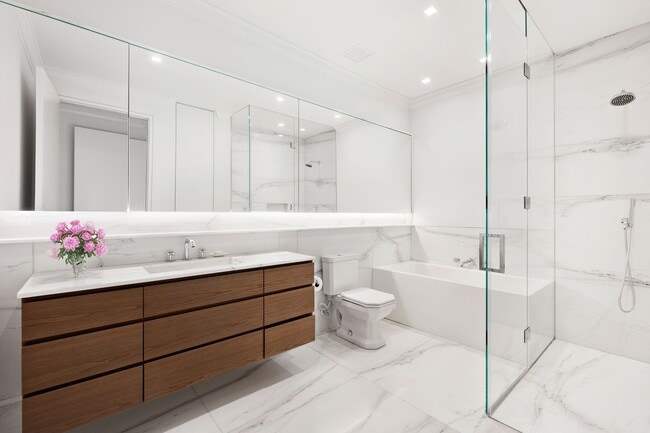 Building Photo - 4 E 62nd St