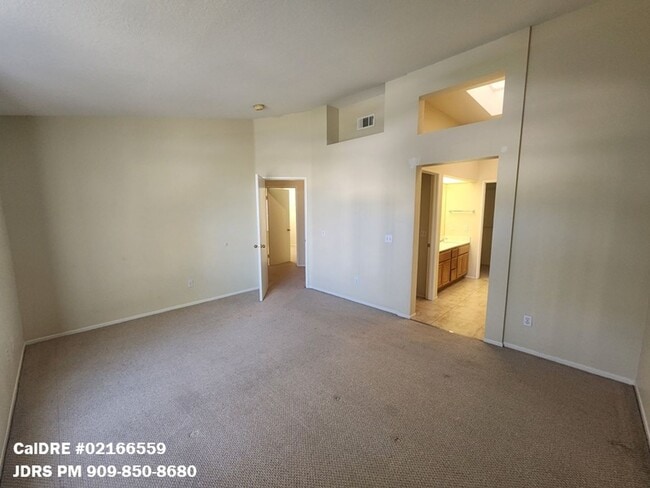 Building Photo - Ontario 3 Bedroom Townhome
