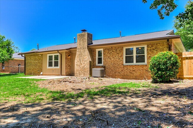 Building Photo - 4532 Hillside Dr