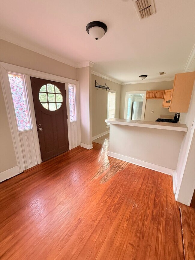 Building Photo - 323 W 6th Ave