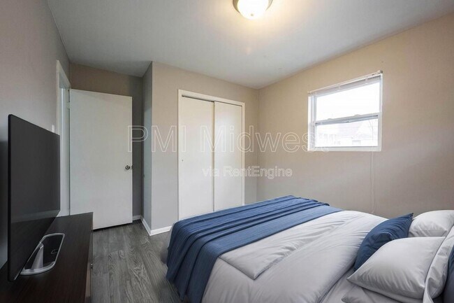 Building Photo - 823 Iowa St