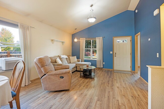 Building Photo - Gorgeous 4 Bed / 3 Bath Home on Hermione Lane!