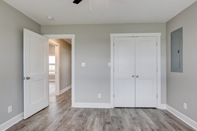 Building Photo - 127 Riverbend Dr