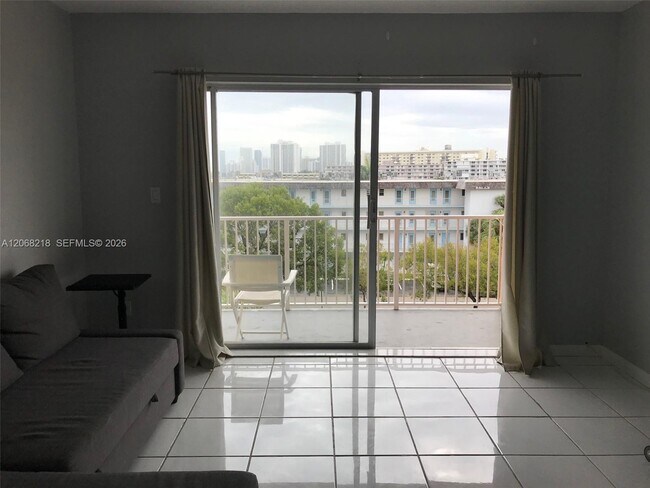Building Photo - 2200 E Hallandale Beach Blvd