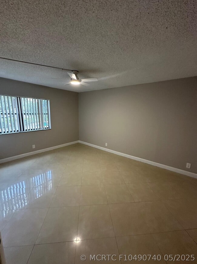 Building Photo - 210 Lakeview Dr