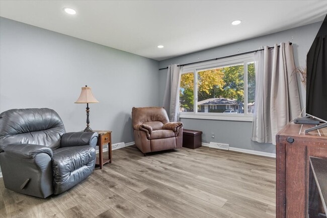 Building Photo - 830 Russell Ave