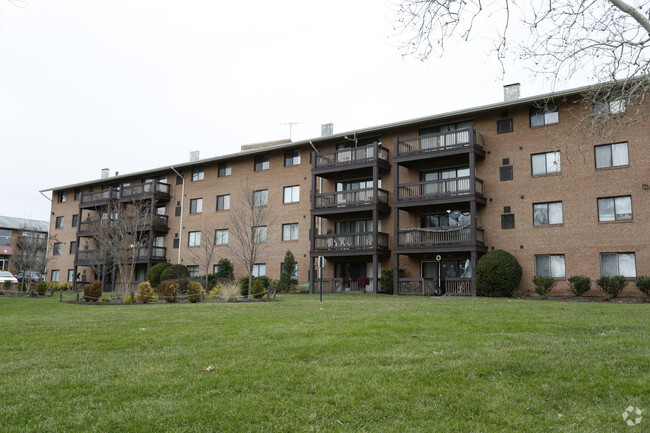 Building Photo - Falls Church Gardens