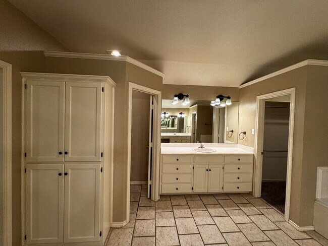 Building Photo - Beautiful Home in Upscale Neighborhood!