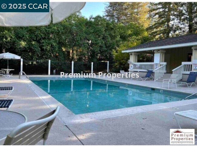 Building Photo - 1557 Siskiyou Dr
