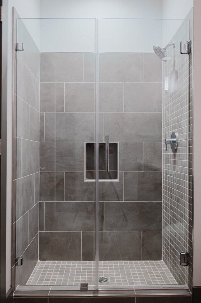 Building Photo - Spacious & Modern Two Bedroom Apartment! *...