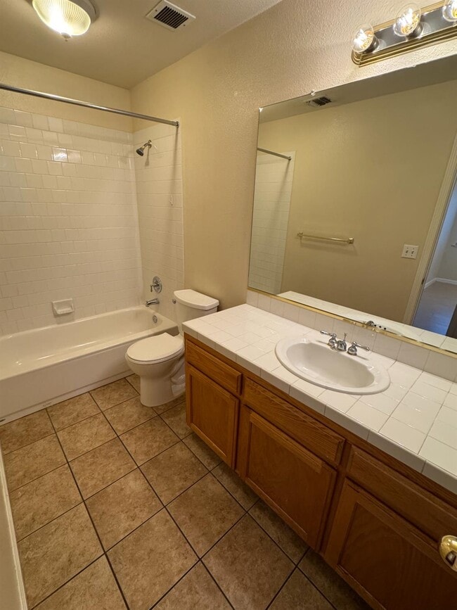 Building Photo - 5731 N Tracy Ave