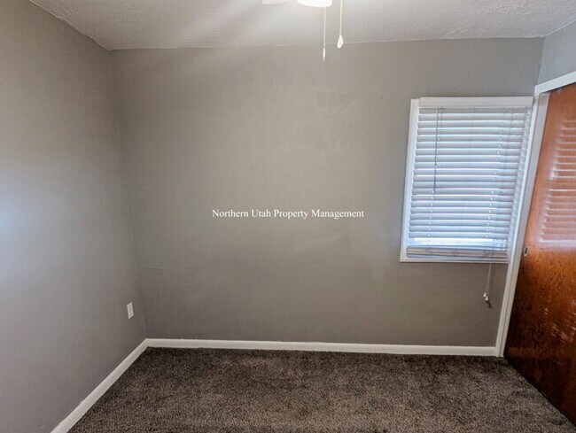 Building Photo - 4 bed 2 bath home