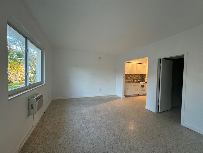 Building Photo - 2170 Bay Dr