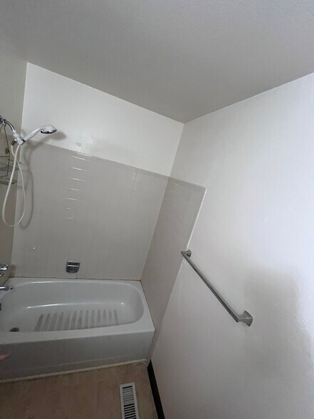 Tub - 3714 Oro Blanco Dr
