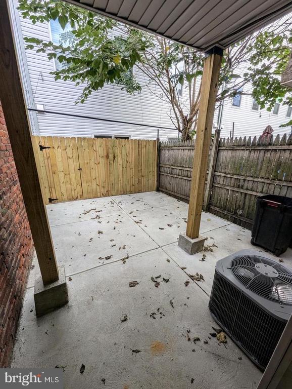 Building Photo - 1539 S Stillman St