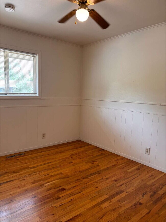 Building Photo - 3 BR bright, sunny, well-maintained house with large fenced yard and attached garage.