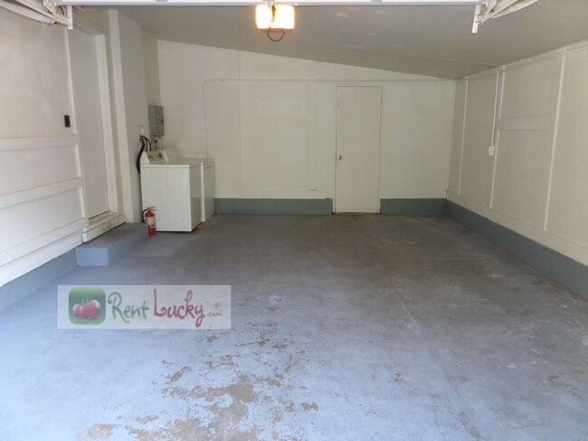Building Photo - Adorable 3-Bedroom Home w/Large Fenced Yar...