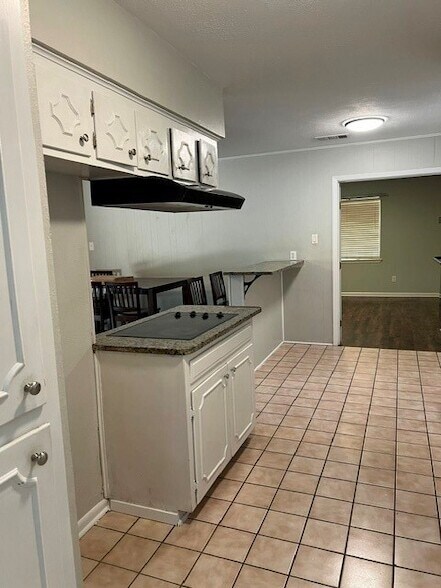 Building Photo - 2501 White Oak Ln