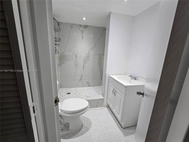 Building Photo - 999 Brickell Bay Dr