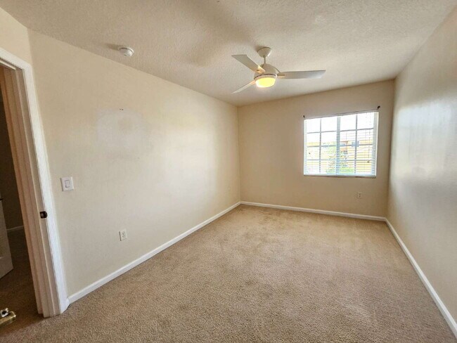 Building Photo - Large Melbourne Townhome