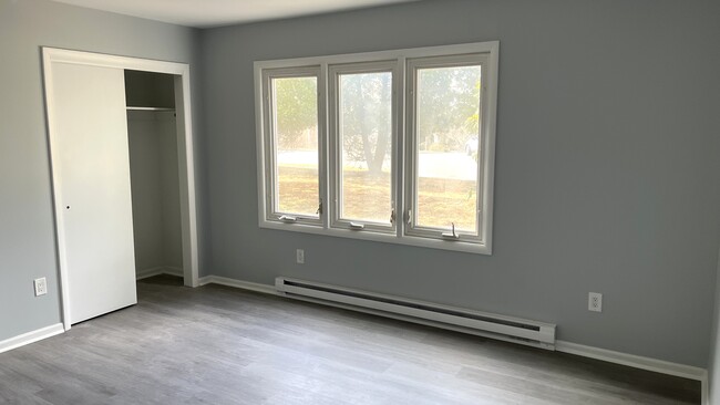 Building Photo - 968 Preakness Ave