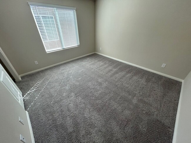 Building Photo - Gorgeous two-story home with 5 bedrooms and 3 bathrooms in a gated community