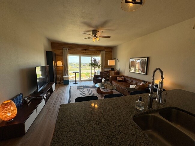 Building Photo - Modern Townhome with STUNNING Views in West MHK